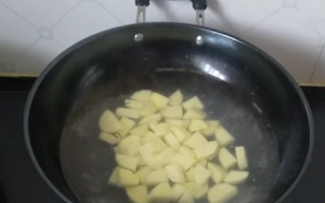 图片[4]-油炸土豆块做法步骤图 大人小孩都爱吃！-起舞食谱网