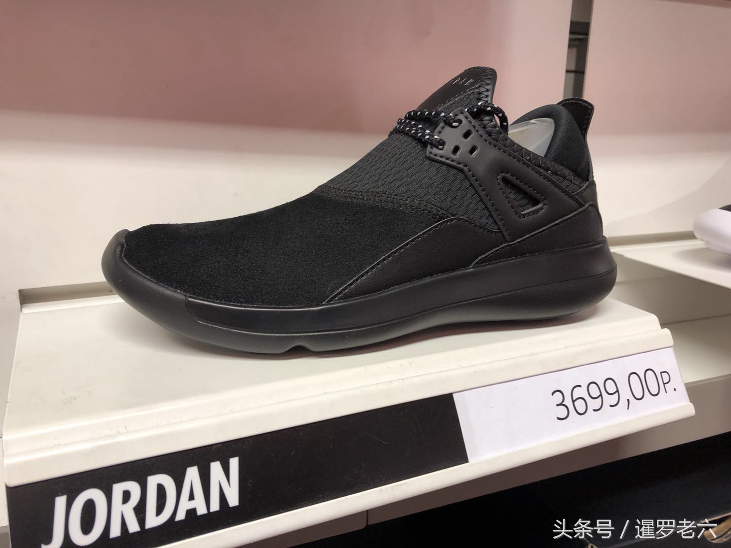 莆田世界杯球鞋(看看俄罗斯的耐克奥特莱斯”JORDAN“鞋卖啥价？比莆田货便宜不？)