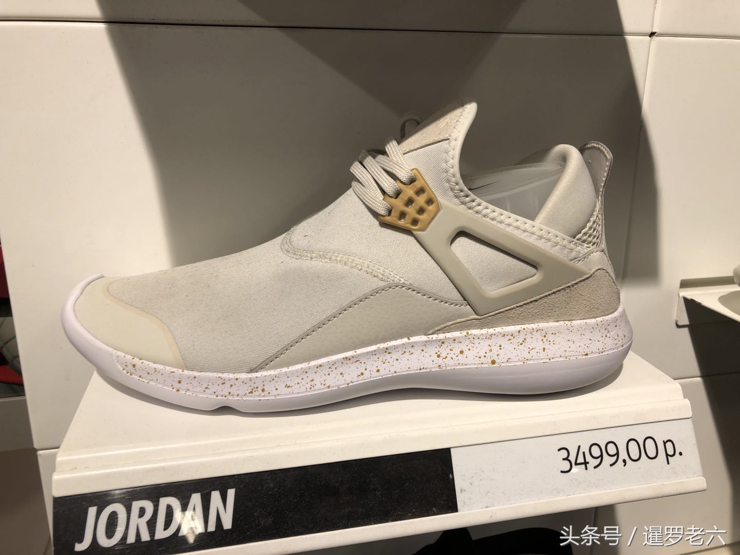 莆田世界杯球鞋(看看俄罗斯的耐克奥特莱斯”JORDAN“鞋卖啥价？比莆田货便宜不？)