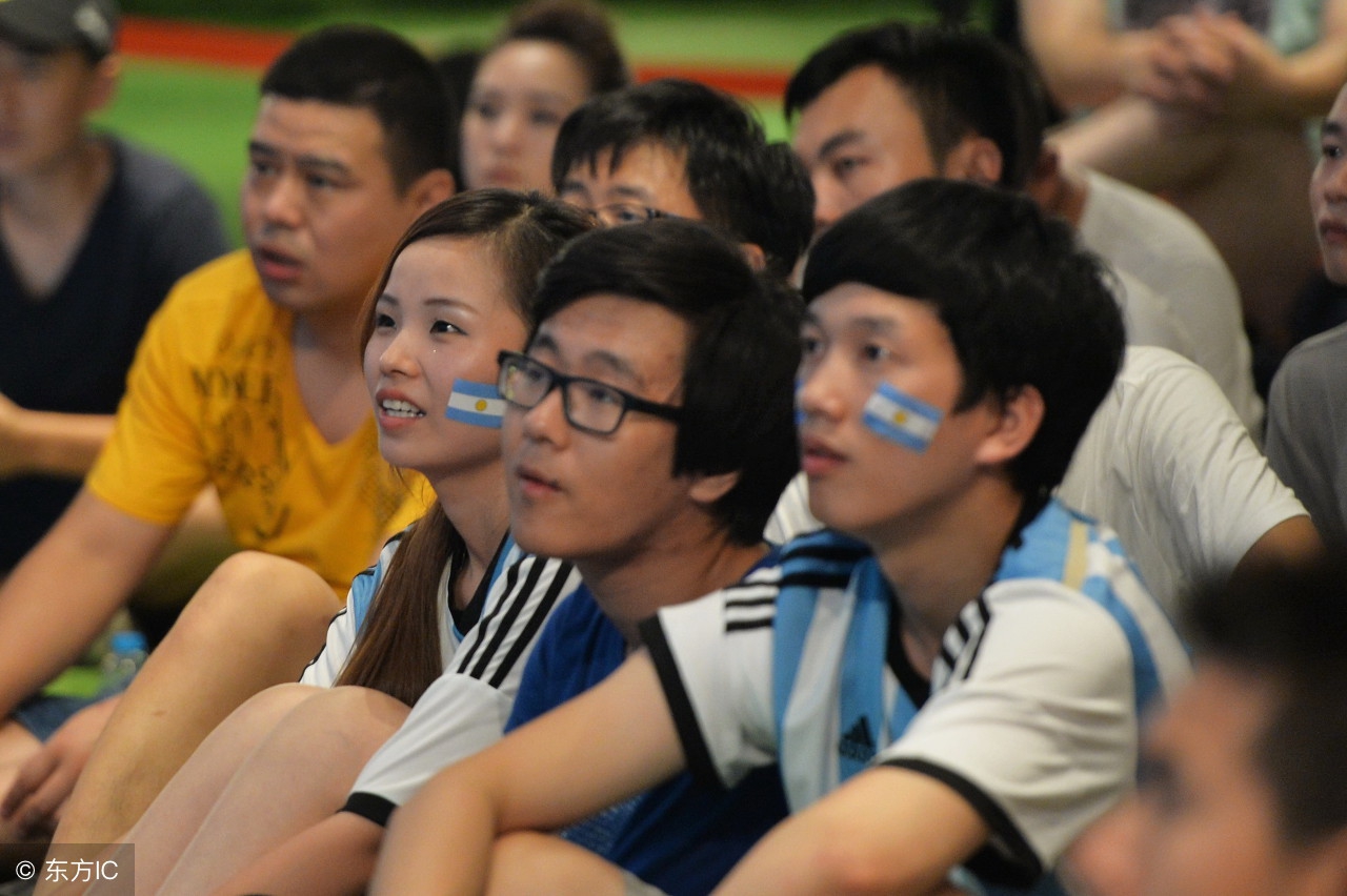 香港为什么不能看世界杯(HK球迷：我们挤在商场蹭看世界杯，内地球迷：周末过来带你免费看)