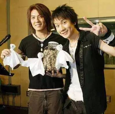 Ever was cold-shouldered to do not have a room to do not have accident of award of music of car, gold to brush a shoulder by first love, 