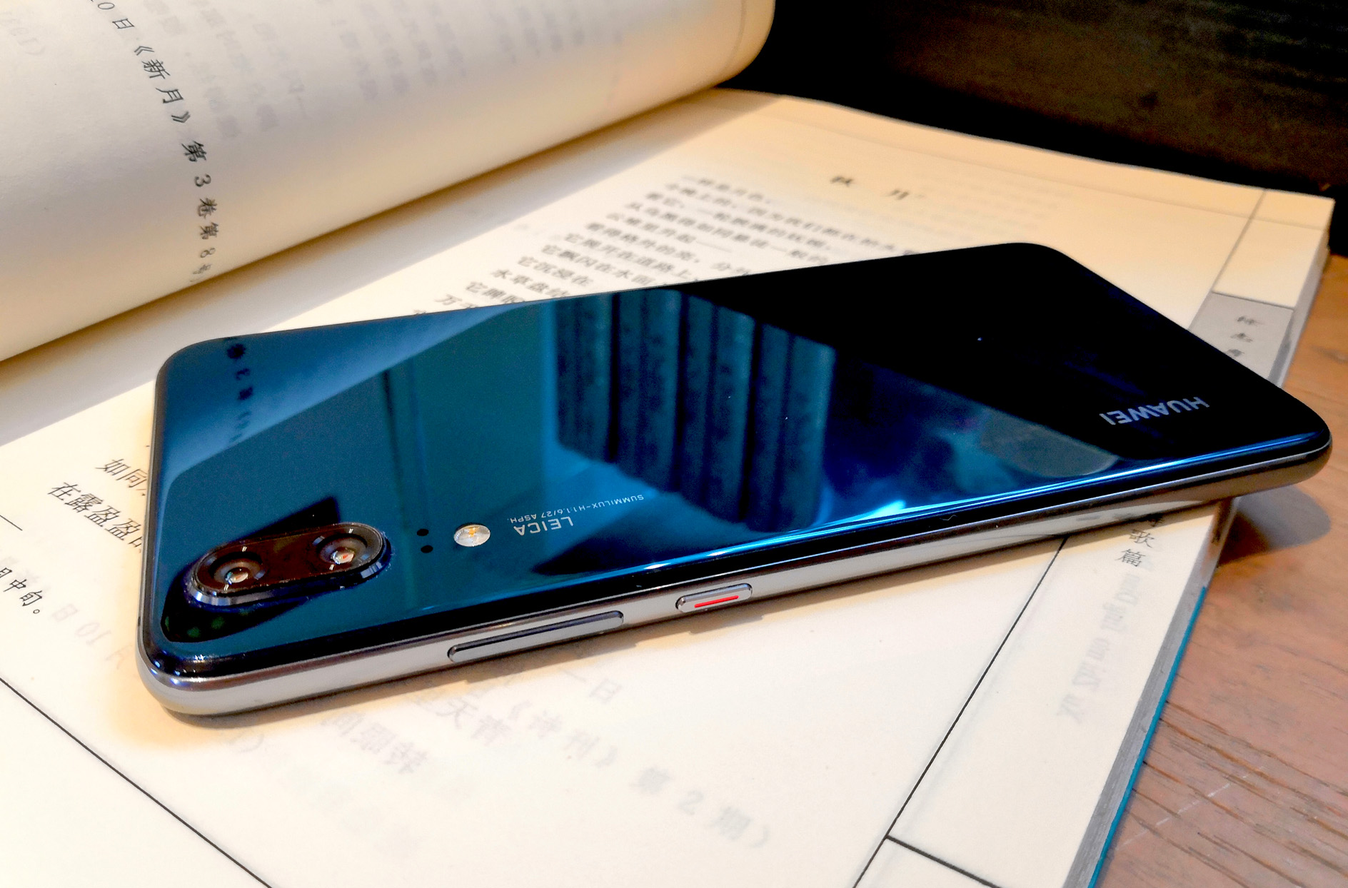 华为公司P20經典宝石蓝，不只是一件艺术品，還是一款手机游戏神机！