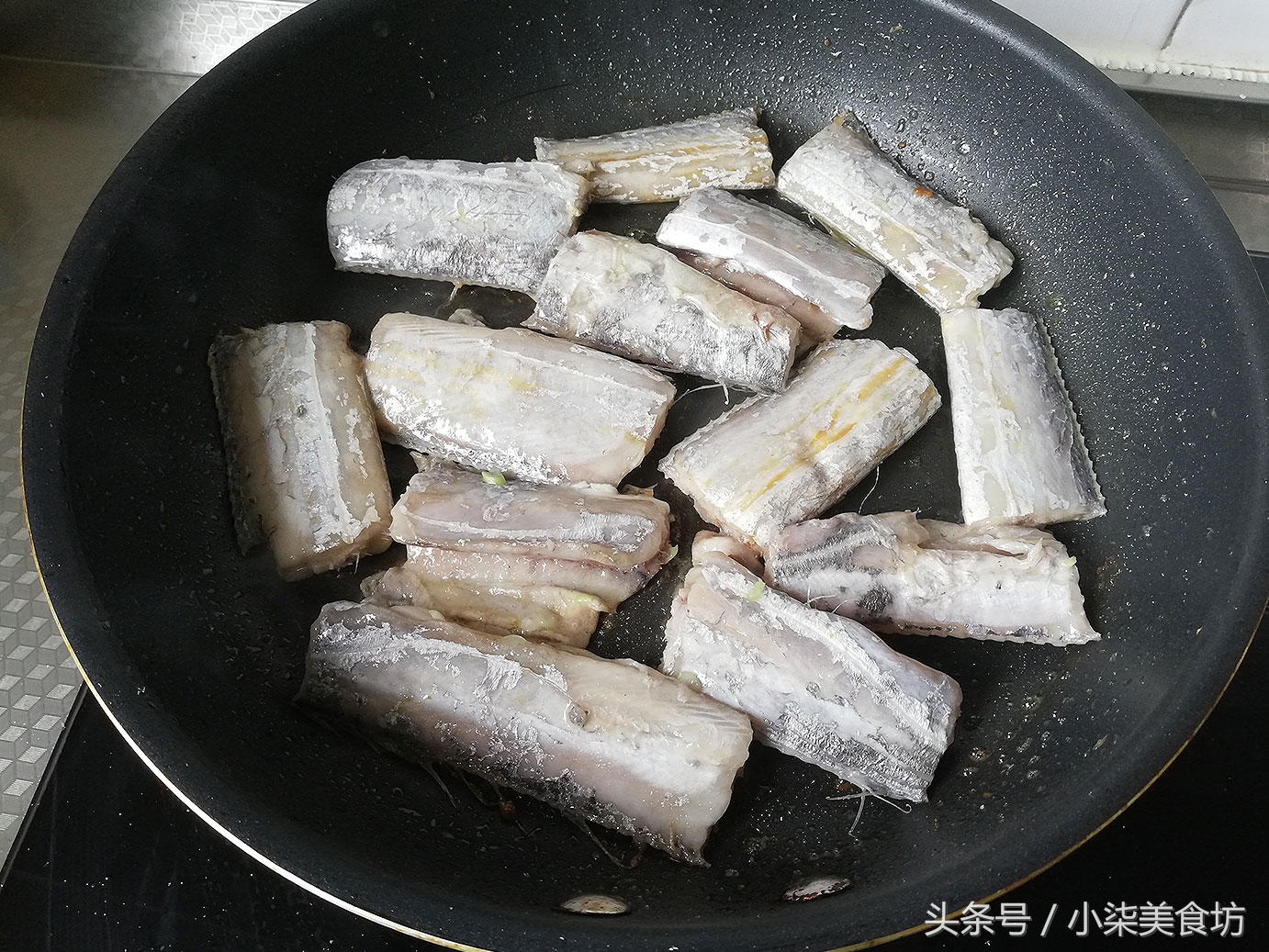 图片[4]-带鱼用这个方法做 不用油炸 容易脱刺 鱼肉更鲜美 特别解馋-起舞食谱网