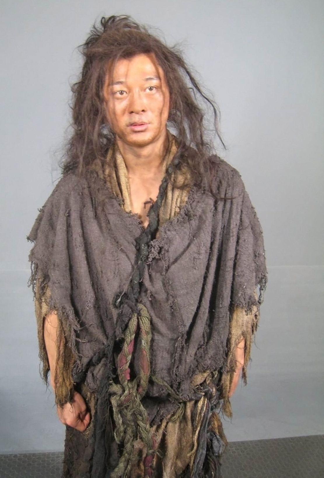 成龙的战争喜剧《大兵小将》,把所有人都搞成叫化子一样