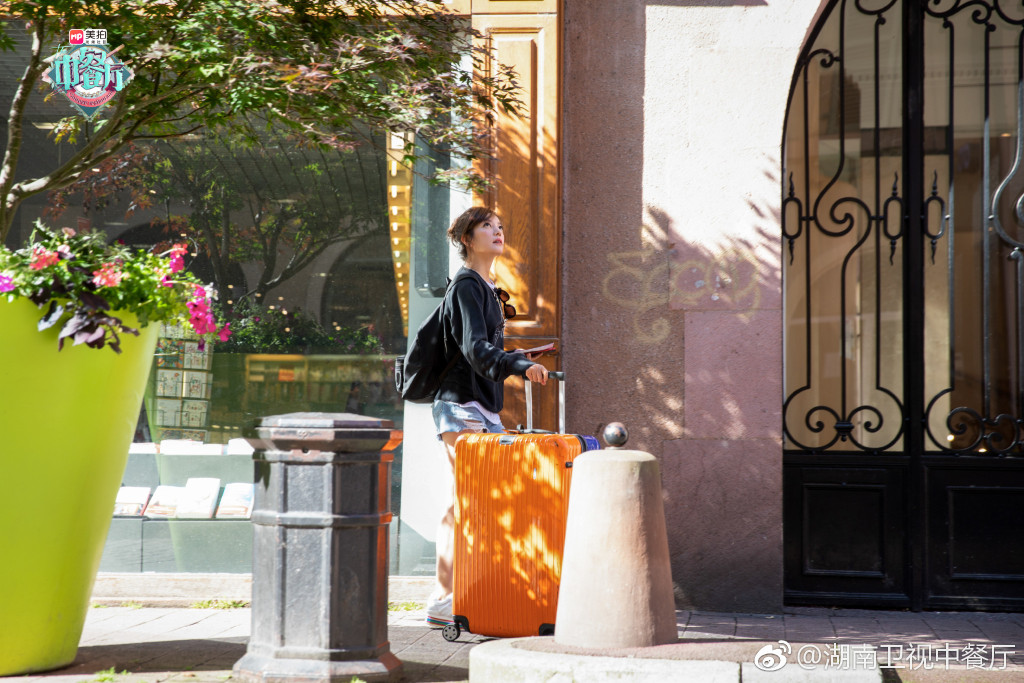 Zhao Wei takes the program on clothes of 30 big shop signs, and what Shu Qi wears is the old Western-style clothes 5 years ago