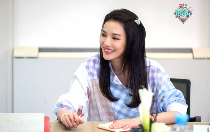 Zhao Wei takes the program on clothes of 30 big shop signs, and what Shu Qi wears is the old Western-style clothes 5 years ago