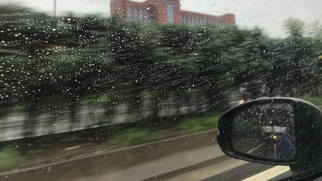 不好意思，下雨天不开车灯的人就是交通毒瘤！