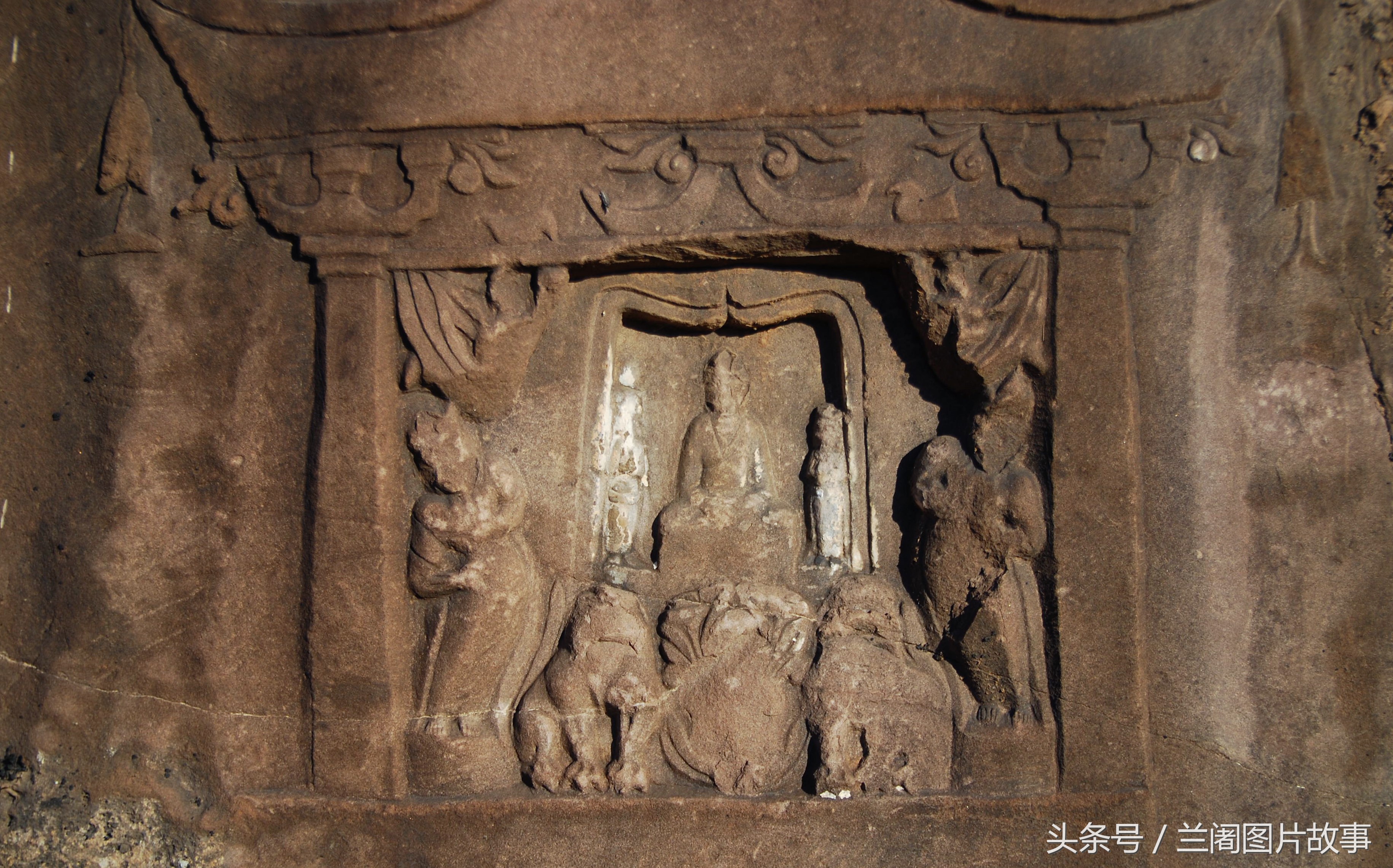 中国早期的佛教刻经之一，刻有《观世音菩萨普门品》的摩崖造像