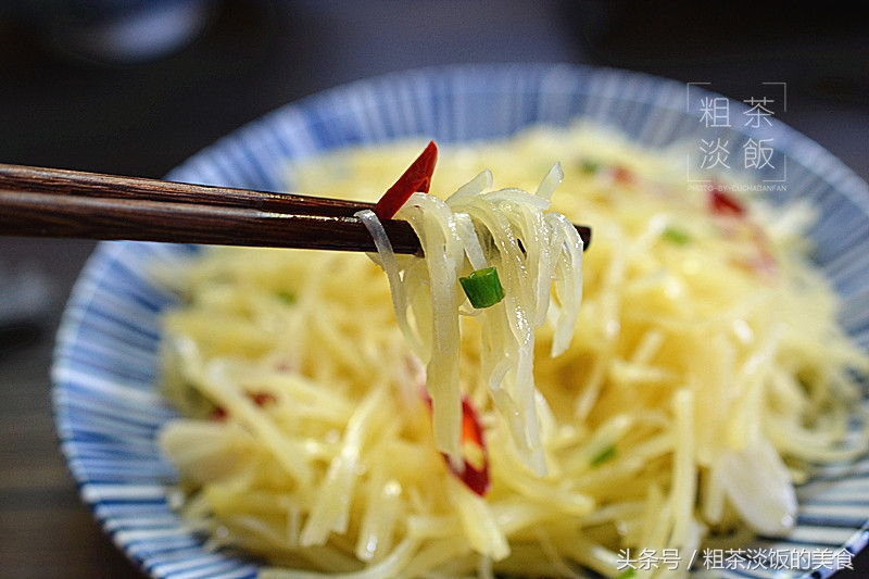 原来炒土豆丝，饭店大厨是这样放的醋，难怪那么好吃！