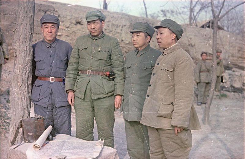 实拍1949年第一野战军4位首长合影，你不曾见过的