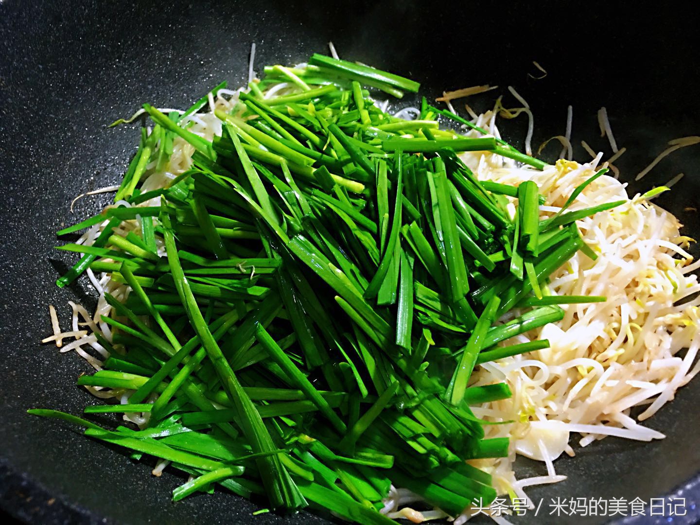 图片[7]-绿豆芽炒韭菜做法步骤图 越热越想吃清爽开胃又下饭-起舞食谱网