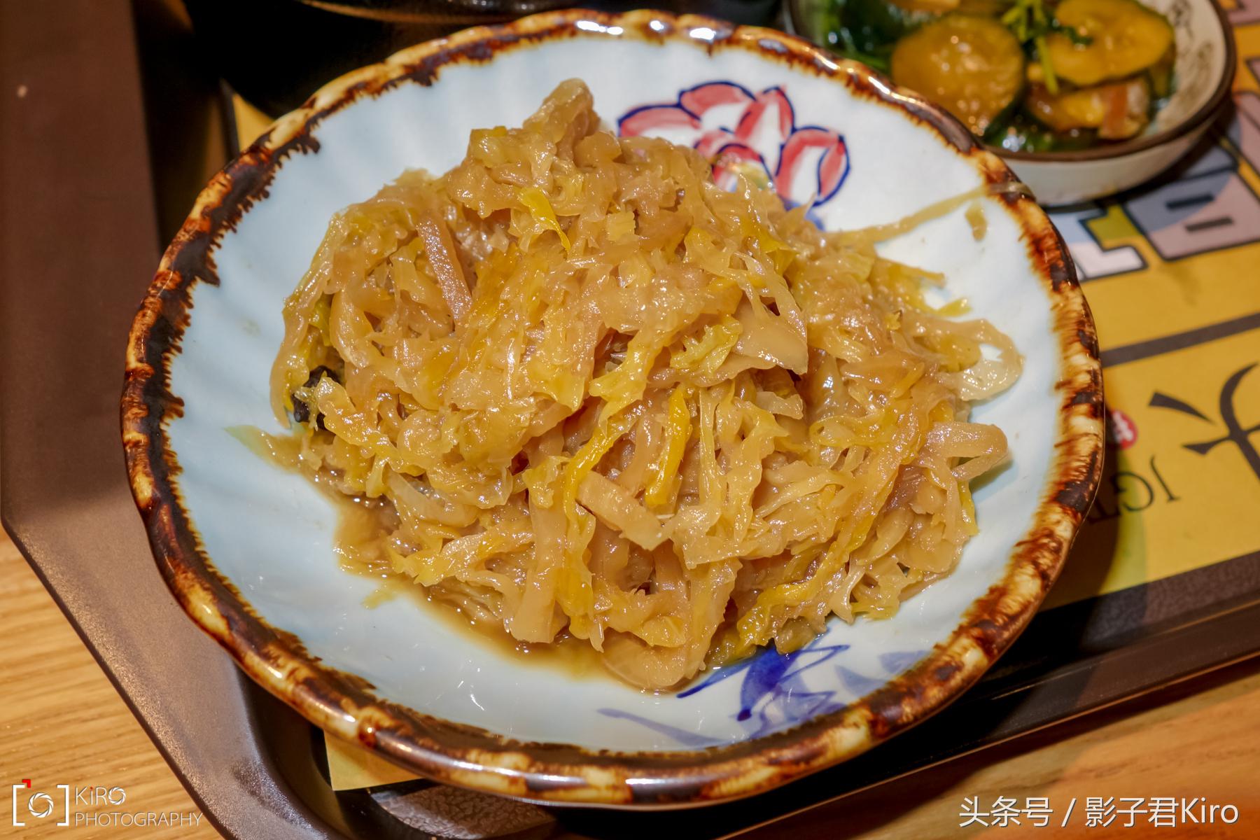 犟骨头 简评：比脸还大的酱大骨，味美价廉敲好吃！