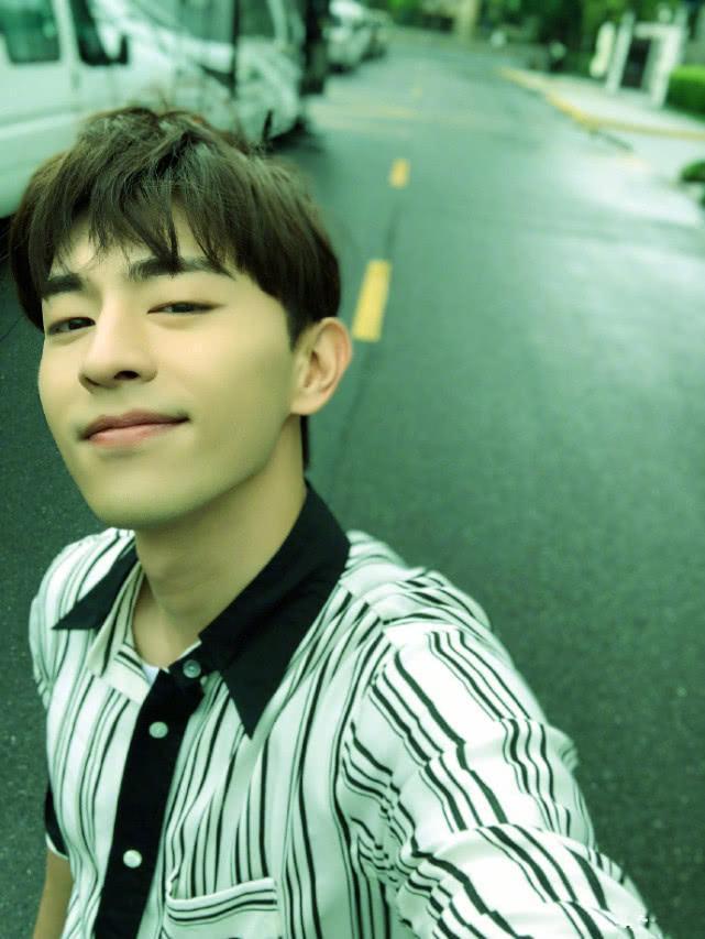 The person morale when Deng Lun shows a body is high really, close quarters looks, he grows white hair! 