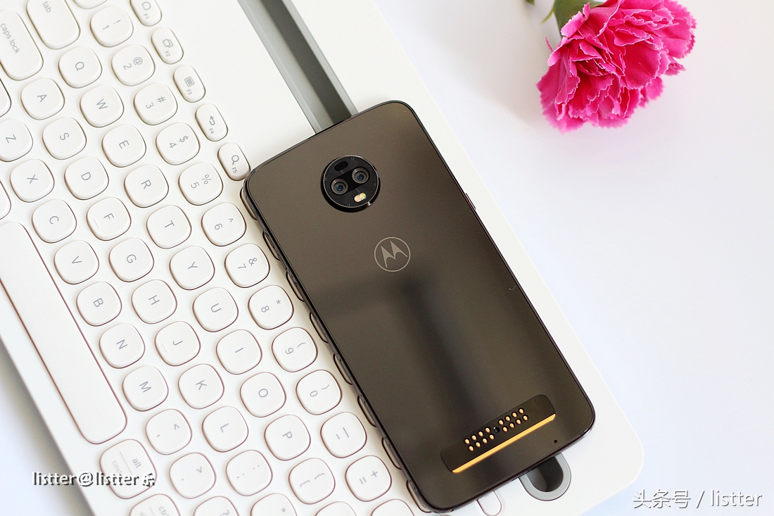 剛?cè)岵壟枷駥嵙ε裳輪T摩托車，motorola z3模塊化手機圖測！