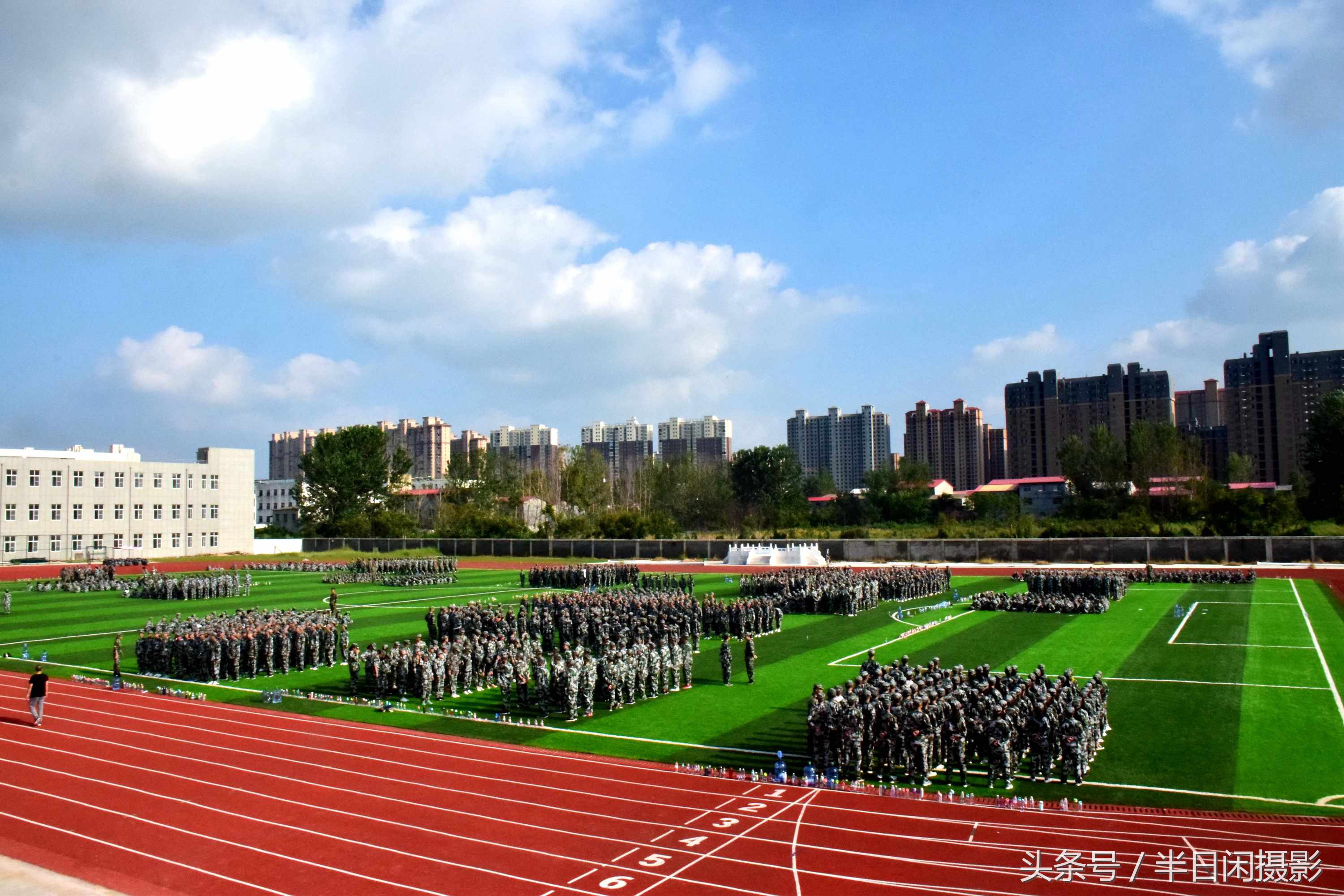 图为近日河南省汝南县高级中学一年级新生正在军训的场景