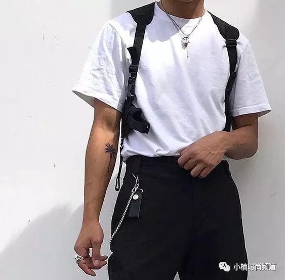 男士穿搭：铁腰链潮流大回归，妙用「裤链」让你变身硬派型男
