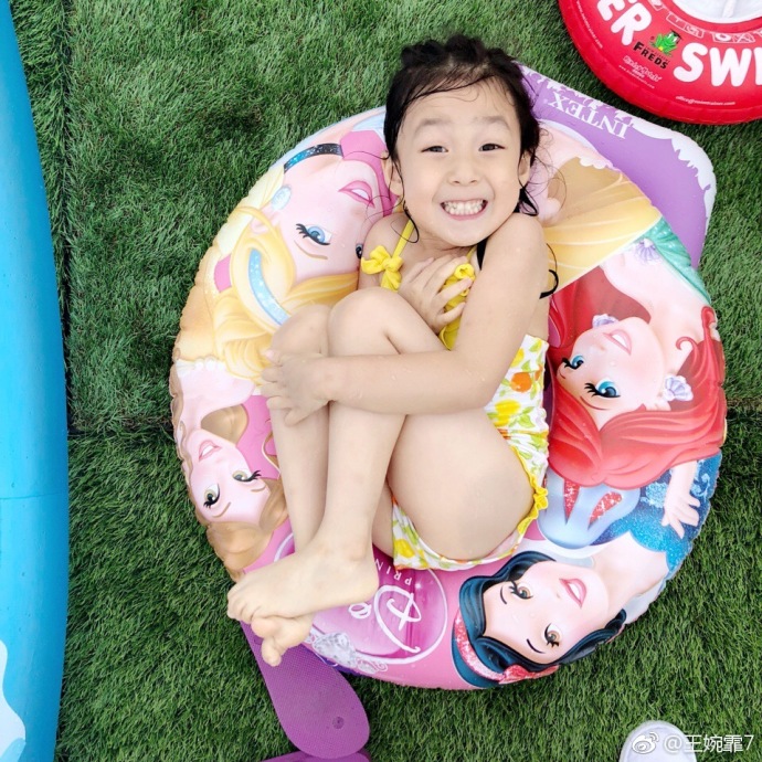 小泡芙小时候自己穿纸尿裤，穿了半个小时：公主就是要慢慢的
