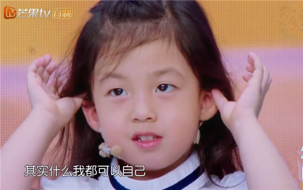 小泡芙小时候自己穿纸尿裤，穿了半个小时：公主就是要慢慢的