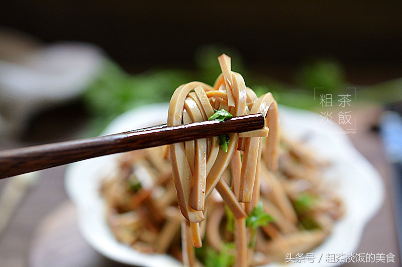 很多人把它当零食吃太可惜，这样做入味又下饭，比豆腐干好吃百倍