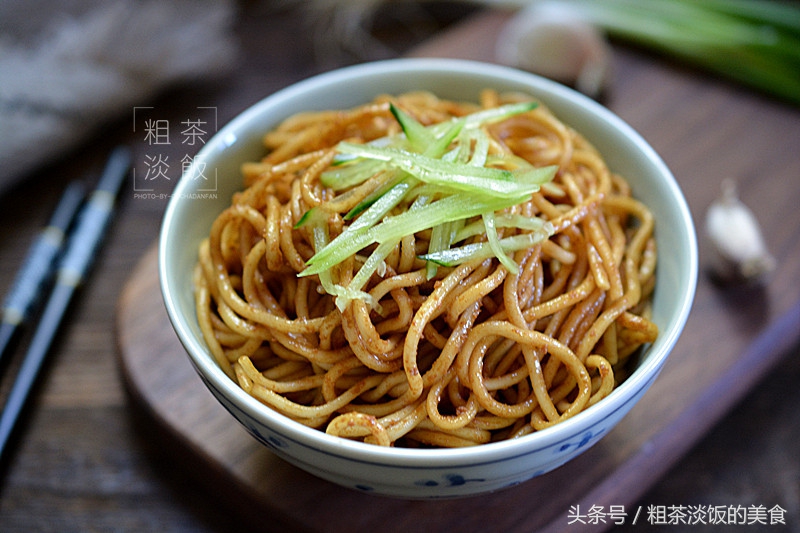 不想吃汤面，那就来试试这道拌面，香味十足，吃上一口天天都馋它