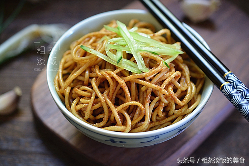 不想吃汤面，那就来试试这道拌面，香味十足，吃上一口天天都馋它