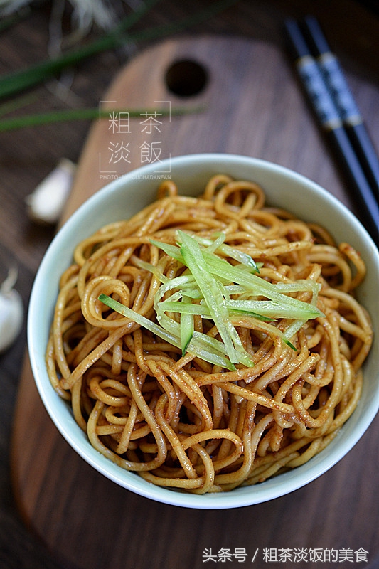 不想吃汤面，那就来试试这道拌面，香味十足，吃上一口天天都馋它