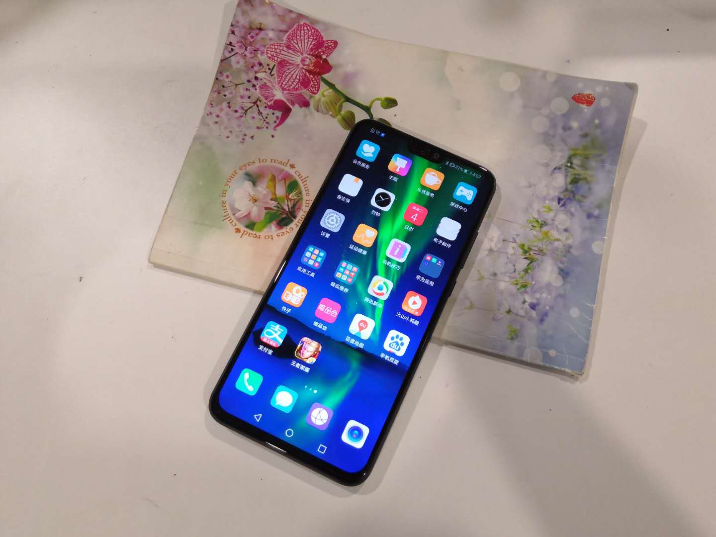 榮耀8X Max拆箱測(cè)評(píng)：雙紋路拼湊設(shè)計(jì)方案，1000元大屏幕手機(jī)優(yōu)選！