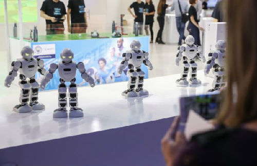 中日韩美家庭机器人“百花争艳” 市场容量不断扩张