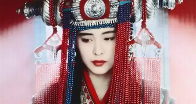 1990年王祖贤最高产,一年拍10部影片,最后一部造型最吓人