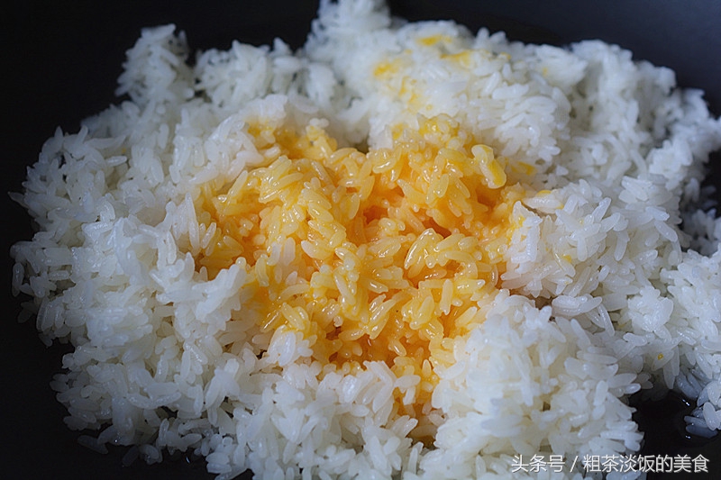 大厨教你一招，做蛋炒饭不用剩饭也能把米饭炒得粒粒分明金黄诱人
