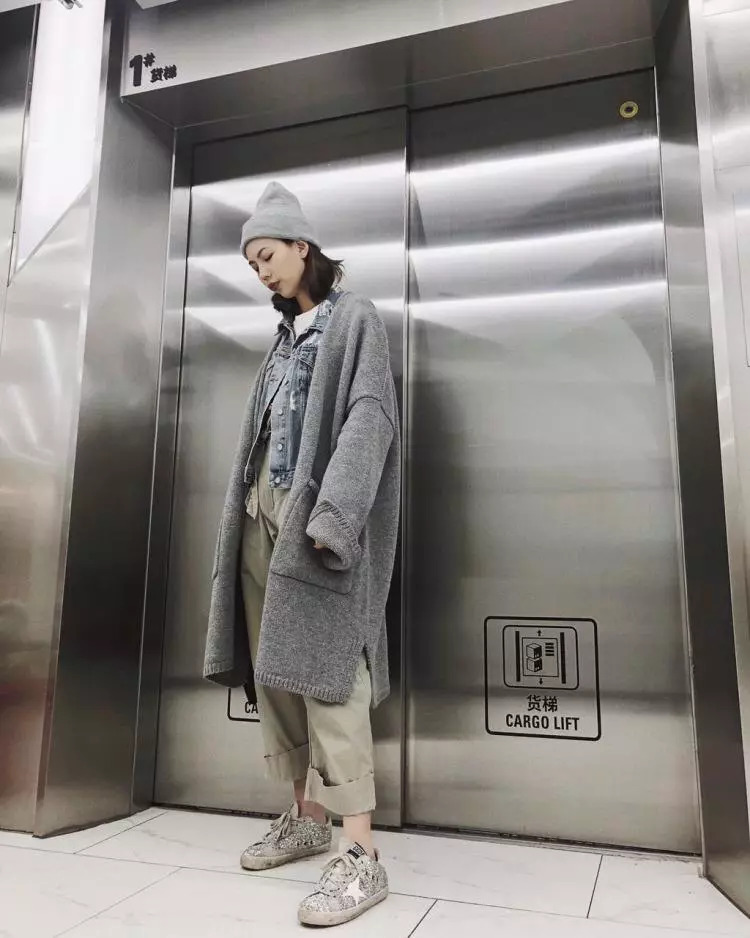 怎样搭配出完美“冷淡”风？穿上这些衣服，外面的世界与我无关！
