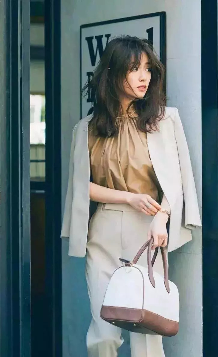 怎样搭配出完美“冷淡”风？穿上这些衣服，外面的世界与我无关！
