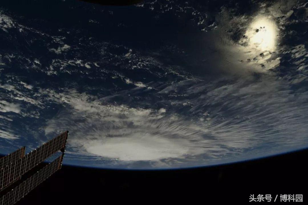 弗洛伦斯飓风在太空看起来像一个巨大棉球
