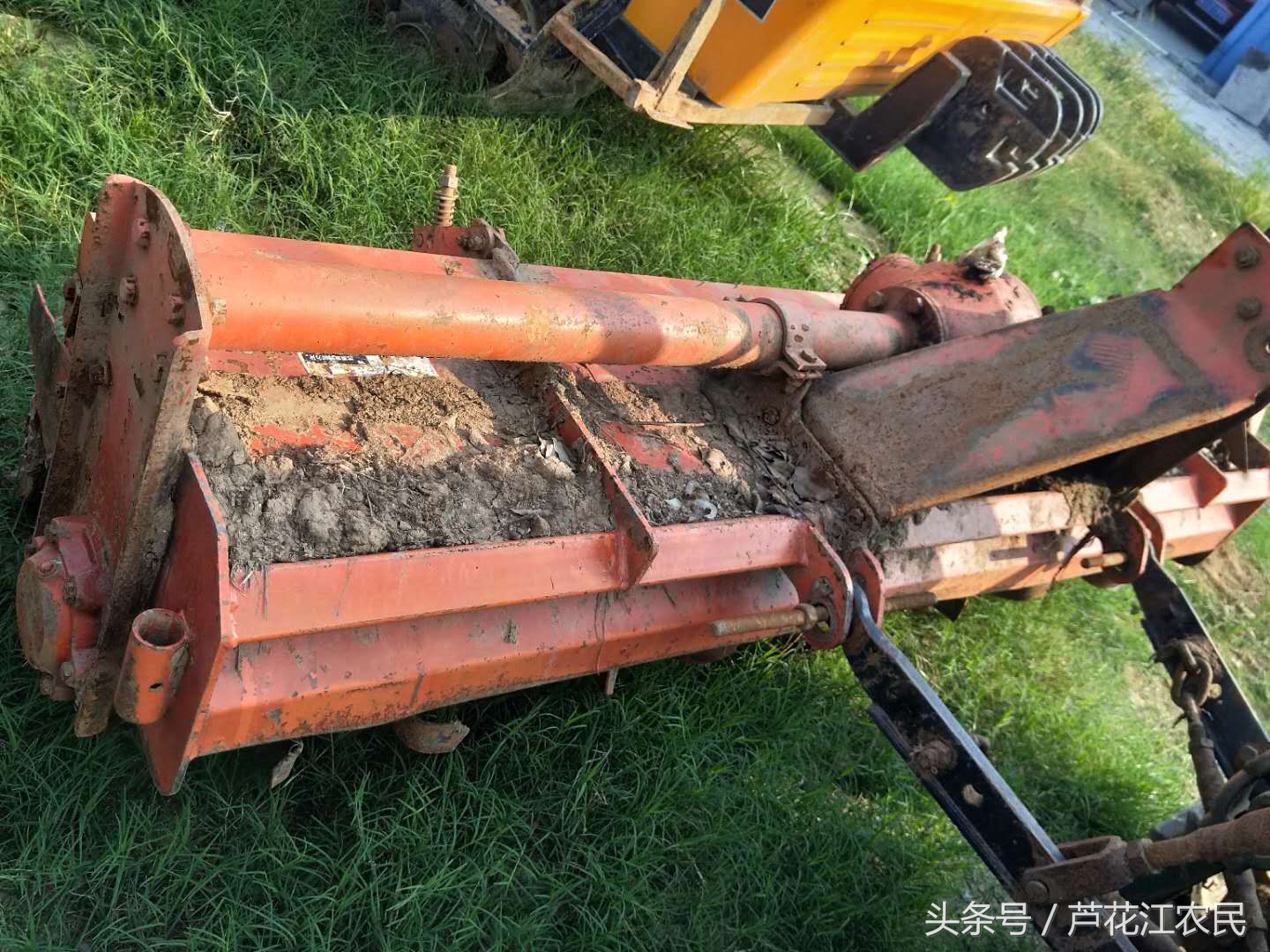 16年的農(nóng)夫702履帶旋耕機(jī)，外觀撞得挺難看了