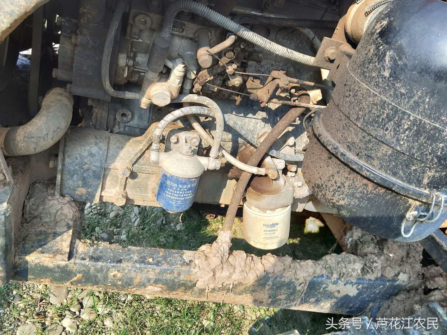 16年的農(nóng)夫702履帶旋耕機(jī)，外觀撞得挺難看了
