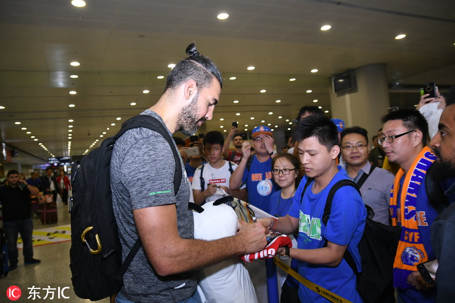 斯科拉现在cba哪个队(“钻石”斯科拉开启CBA之旅 抵达上海受球迷热情接机)