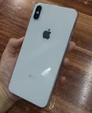 高仿iPhone XS Plus亮相：外框下颌辣眼