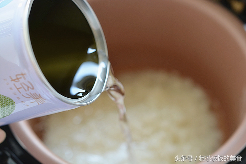 這碗飯很火爆，飯店一小碗要15元，自己做只需幾元，好吃又簡單