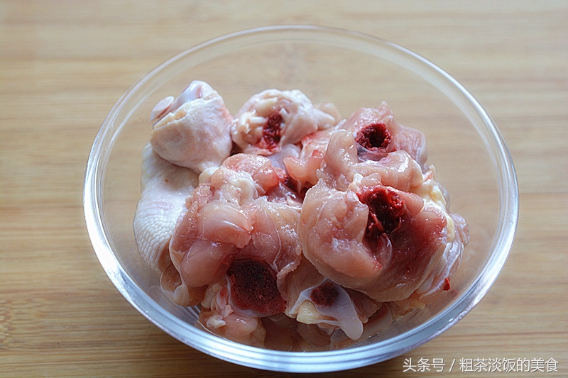 這碗飯很火爆，飯店一小碗要15元，自己做只需幾元，好吃又簡單