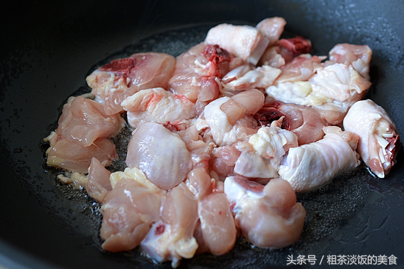 這碗飯很火爆，飯店一小碗要15元，自己做只需幾元，好吃又簡單