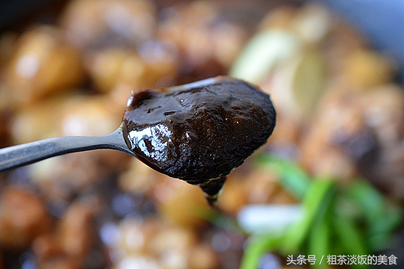 這碗飯很火爆，飯店一小碗要15元，自己做只需幾元，好吃又簡單