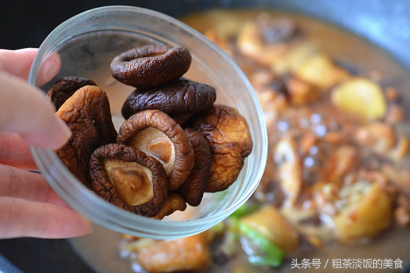 這碗飯很火爆，飯店一小碗要15元，自己做只需幾元，好吃又簡單
