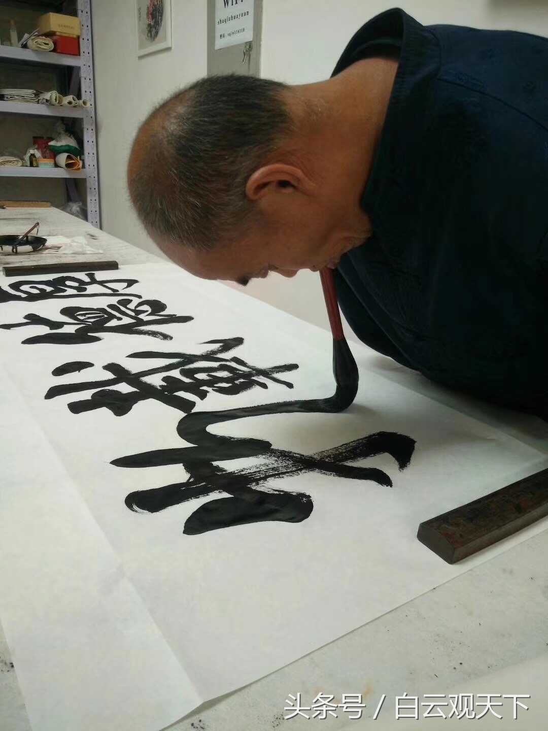 无臂书法家毛国龙在北京写字，曾经在残运会得过五枚金牌