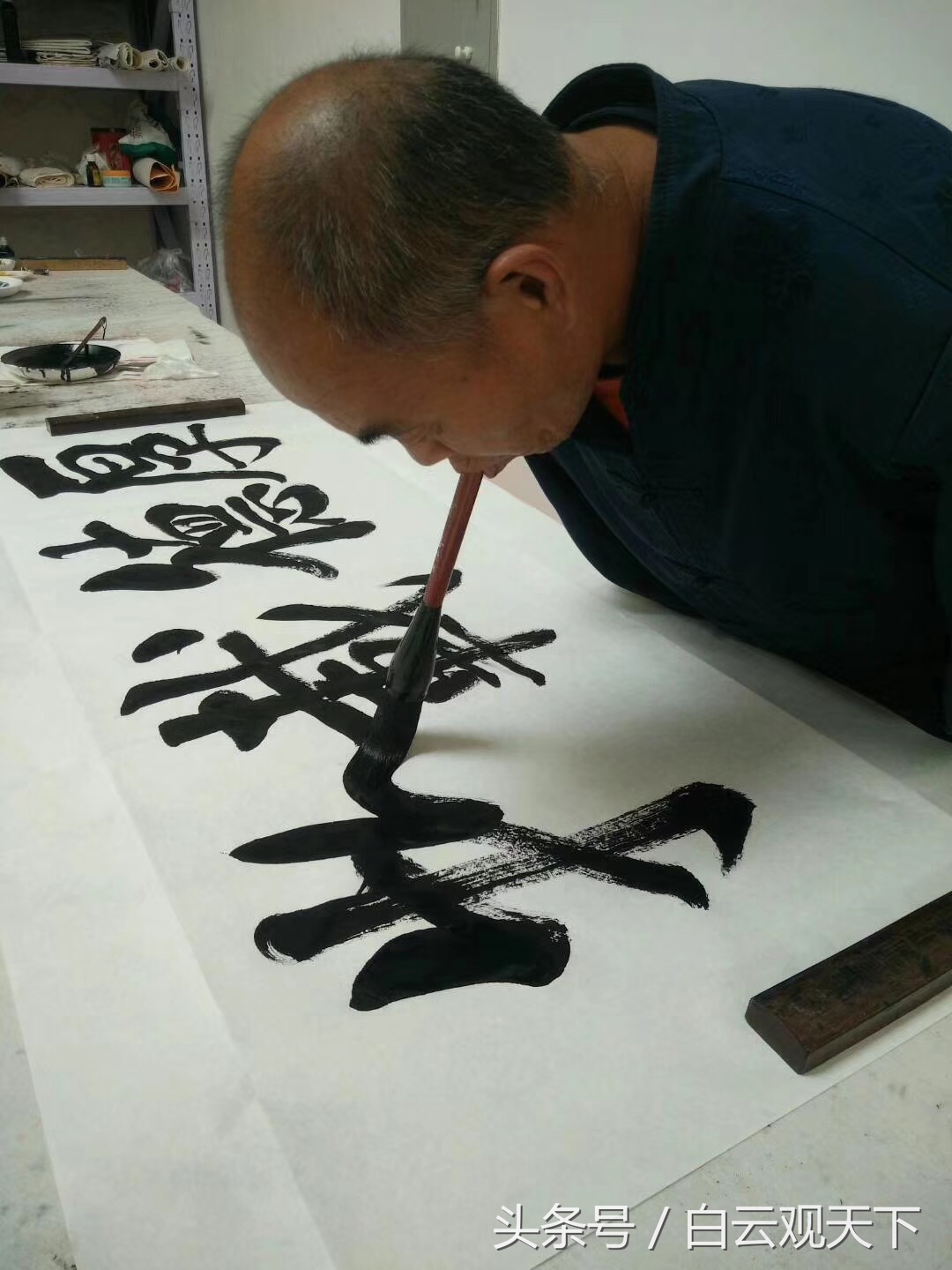 无臂书法家毛国龙在北京写字，曾经在残运会得过五枚金牌