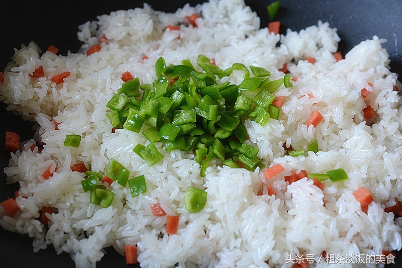 用这两样东西炒饭，不放鸡蛋都好吃，米饭粒粒分明有弹性，香极了