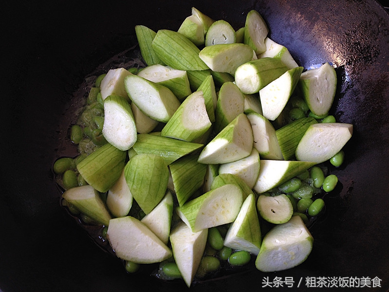 这两样菜很普通，搭配在一起，味道鲜美还能增强免疫力，我家常吃