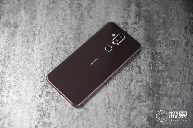 NokiaX7上手图赏：暮夜红颜色好看，卡尔蔡司双摄像头扶持照相不错