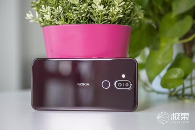 NokiaX7上手图赏：暮夜红颜色好看，卡尔蔡司双摄像头扶持照相不错
