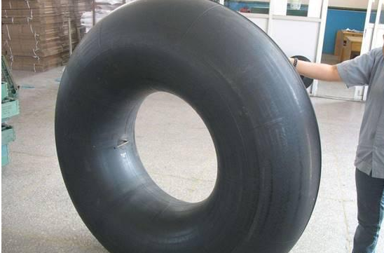 汽车轮胎为什么没有内胎，还能不漏气？