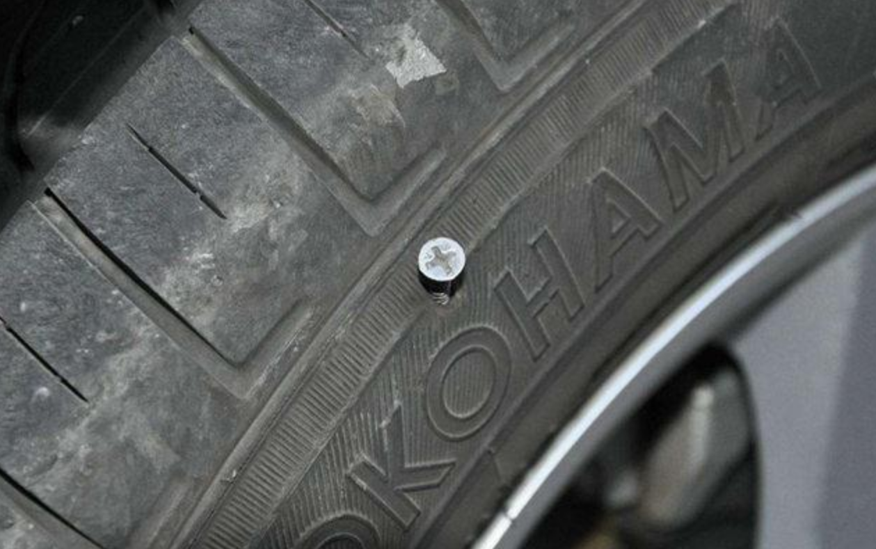 汽车轮胎为什么没有内胎，还能不漏气？